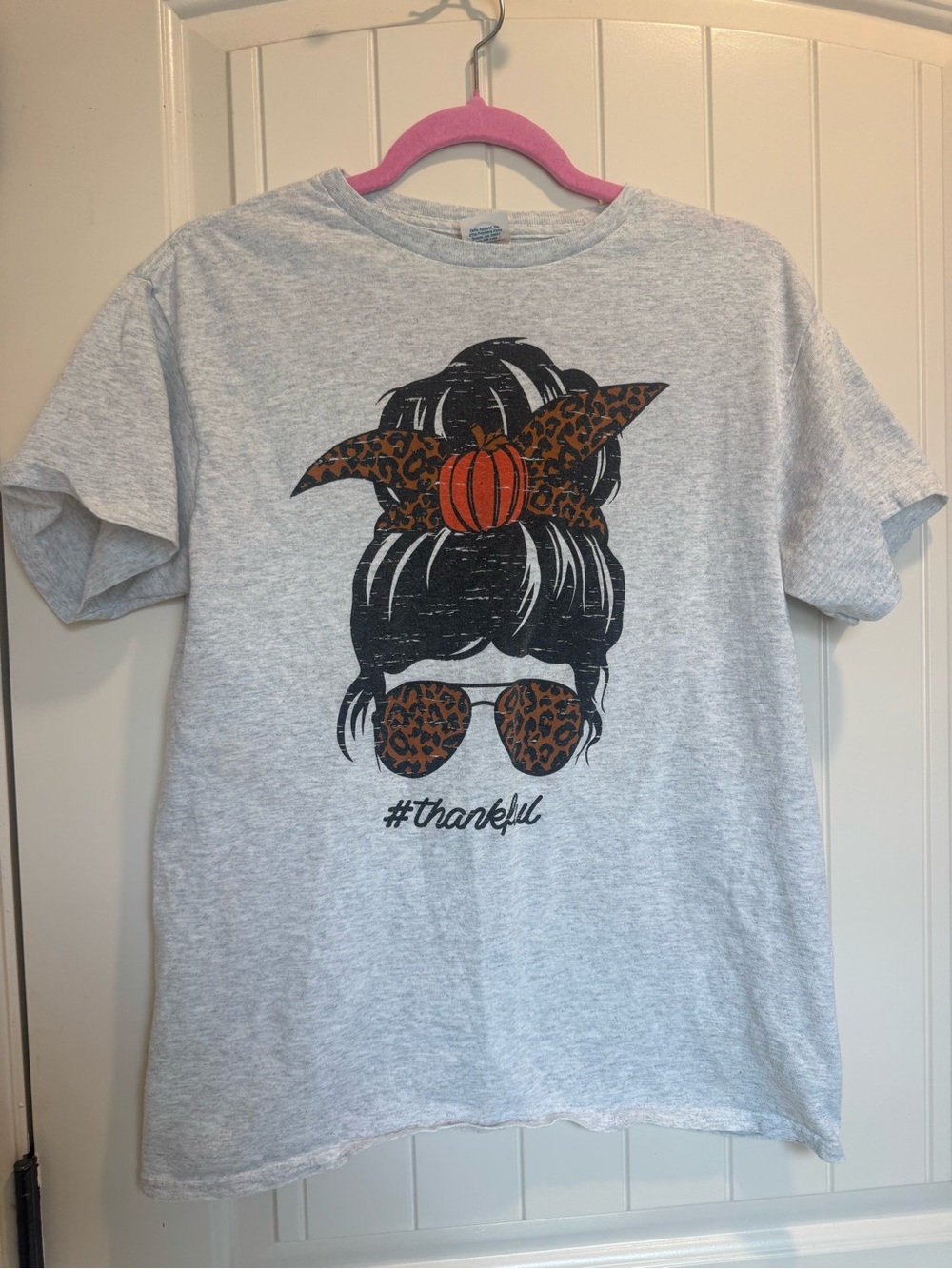 Womenβs Leopard & Pumpkin thankful tee